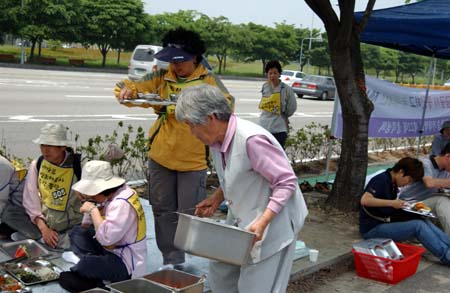 수원포교당에서 오셨다는 할머니가 수행자들과 동참자들의 식사를 도와주는 것으로 삼보일배에 동참하고 계시다. 